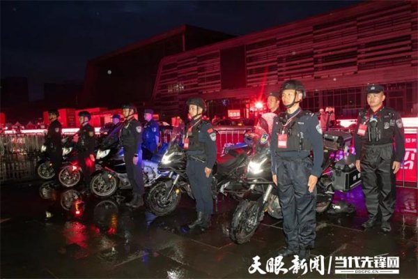 森利网 凌晨四点雨中的光：贵阳马拉松，一场被守护的奔跑