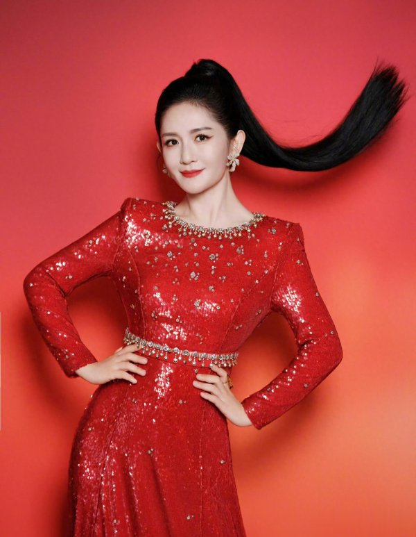 米配资 谢娜央视秋晚主持人, 一袭束腰红裙明艳动人好漂亮!